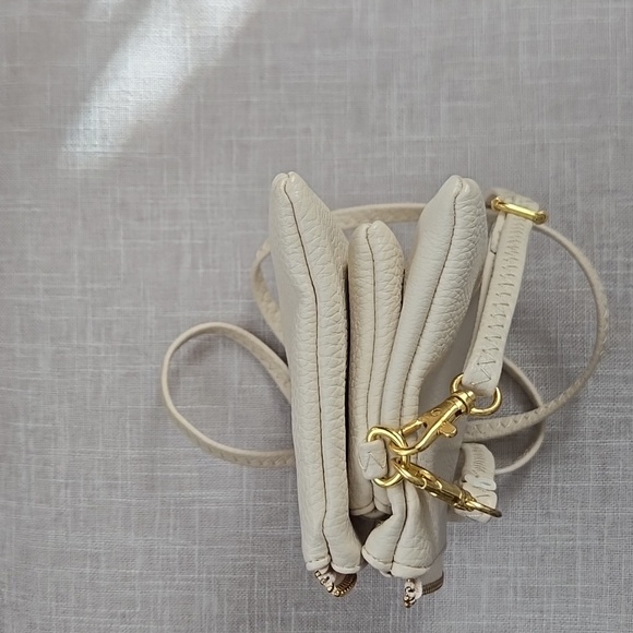 Lovely Cream-colored Small Handbag - Picture 11 of 13